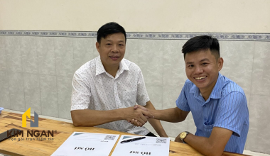 ký hợp đồng cùng phạm anh đức giáo viên trường phước tân